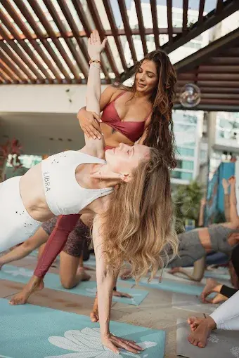Professora corrigindo a postura de uma aluna