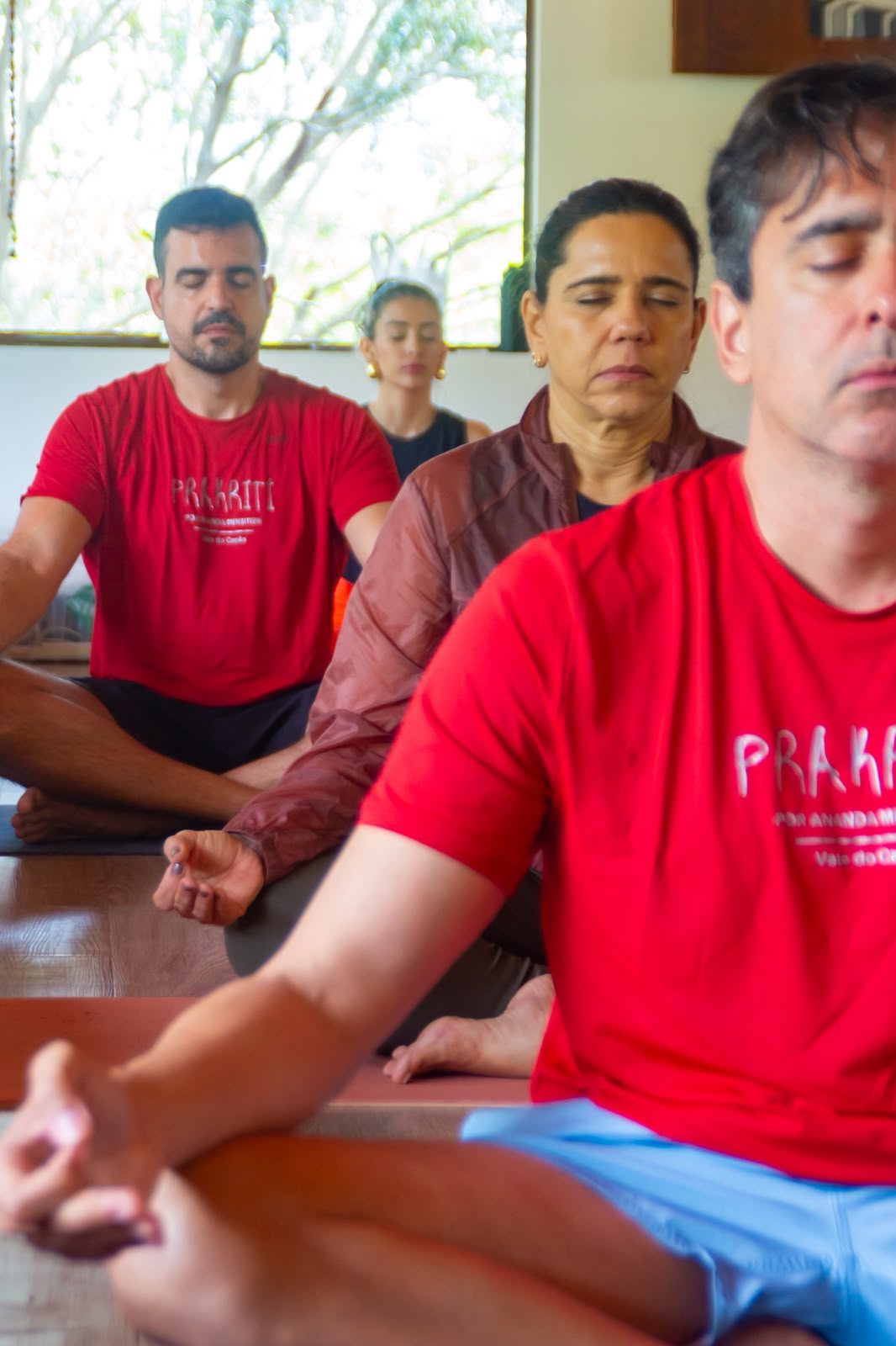 Mãos em posição de atenção plena durante a prática