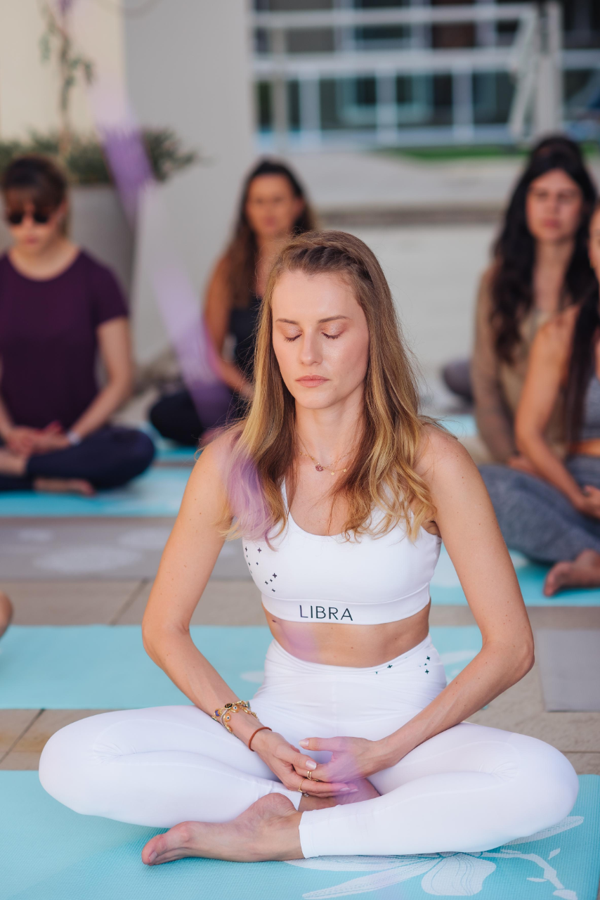 Alunas em meditação sentada durante a aula